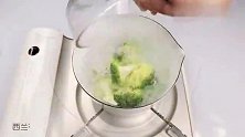 将虾肉做成虾饼，煎完香香的，搭配上海苔