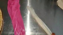 刘师傅教的：凉皮十几种调料，凉皮味道很好吃，摆凉皮摊生意火爆