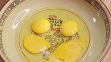 今天教你在家摊蛋皮，记住其中两个小技巧，又薄又劲道，超好吃