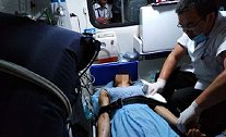 冒雨给老公送饭见其给女同事打伞 浙江一女子拿刀抵住胸口