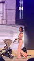 林心如一身粉色现身，被手推车中婴儿目光锁定