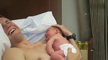 新晋奶爸第一次抱宝宝，孩子就给了他一份“见面礼”，太好笑了