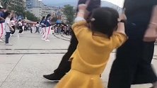 女儿才4岁，就成了广场舞新秀，眼前这一幕，这还怎么嫁人啊