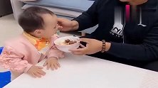 宝宝不好好吃饭，爸爸无奈使出这招，吓得宝宝立马抢着吃