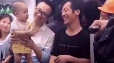 地铁上拍到的画面，小萌娃和他的父亲都特别暖，民工大哥笑的好
