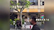 胡歌现身上海街头，41岁怼脸拍清爽帅气，背环保袋买包子超接地气