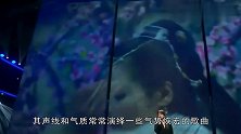 毛阿敏舞台上献唱，台下胡歌眼含泪光，老戏骨李雪健为她献花