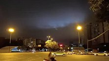 成都龙泉居民拍下夜空中不明发光体：长长一条浮动半空，不停变换