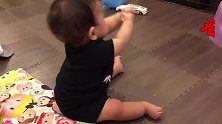 8个月小宝宝：不要吵我，我在虔诚跪拜！认真脸