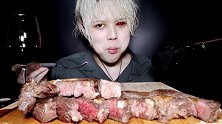 小哥哥吃一桌子的小块牛排，眼睛看起来有点吓人呀