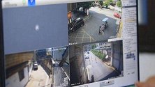 3岁女童被陌生男抱走，加油站女工勇敢出手：这不是你的小孩，别走！