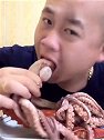 山东沿海大哥狂吃超大清蒸鱿鱼，墨汁都熟了