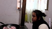 苗大姐5个人做血豆腐，侄女帮忙拿碗，传统手艺做出来就是香