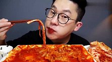 大口吃肉，配上辣白菜，别提吃的多香了