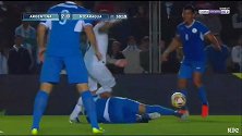 太激烈！帕雷德斯拼抢疑似踢中对手头部 尼加拉瓜球员痛苦倒地