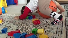 自己玩的儿子没有声音了，妈妈急忙出来看看，却让妈妈忍不住的笑