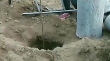 农村是这样打井的，这回真是长见识了！
