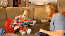 宝宝对吉他感兴趣，当爸爸把吉他放宝宝怀里，宝宝的表现出乎意料