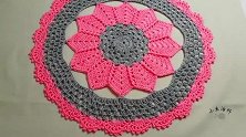漂亮的钩针装饰桌布，圆形桌垫，花形很美，钩织简单，适合初学