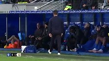 遭皇马绝杀！阿拉维斯主教练暴跳如雷 愤怒踢翻水箱+拉拽助教