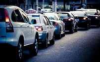 手动挡跟车还在半离合半刹车？老司机：学会这个方法，跟车不再怕