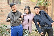 当农村憨货遇上结巴小伙，俩人同时找憨妮赶会，过程太有意思了