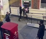 英国：伦敦街头两人在取款机前扭打疑似抢劫，路人围观拍照