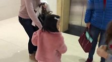 中国女孩和养母又回中国收养另一个宝宝，俩孩子长相竟莫名相似