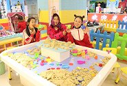 搞笑童年：小时候妈妈带我去玩无硼砂，可以做好多的造型，真好玩