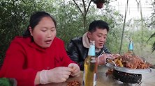 胖妹和老公吃香辣虾，再加上一瓶啤酒，这样吃最过瘾了