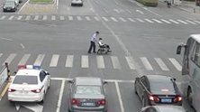 江苏宿迁：轮椅老人独自在红绿灯路口，接下来的一幕好暖