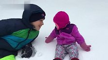 7月大萌娃被大宝哥哥放到雪地上，就看小娃此时的反应，萌翻了