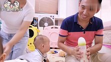 双胞胎萌娃是吃货，看见奶瓶不顾一切往前冲，拉都拉不住