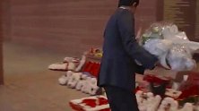 暖心之举！巴黎主席为希尔斯堡遇难者献花 大战前先尊重