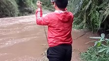 雨后的小溪，浑浊的水流，钓鱼人选择钓石板条鱼
