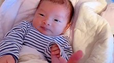 小宝宝洗完澡后，一个人睡在床上玩，接下来的表情好萌啊！