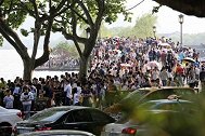 国庆假期旅游景点人山人海：共计5.42亿人次出游