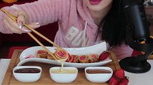 草莓可丽饼寿司蘸酱料，看颜值就觉得会非常好吃