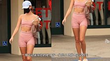 海莉穿背心搭热裤大秀纤腰造型火辣身材凹凸有致