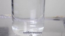 比浓硫酸还“恐怖”的酸？老外用薄纸实验，下一秒让人猝不及防！