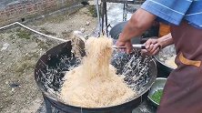 农村50年大厨炒米粉，手法方式很罕见，这技术牛不牛你说了算