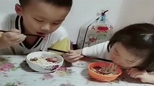 妹妹从哥哥碗里夹了一块肉，下一秒哥哥的反应，看得我都羡慕了！