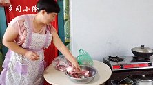 大姑姐买了一盆大骨头，用柴火大锅一炖，弟妹这吃相没谁了