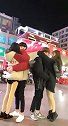 两对小情侣在广场秀恩爱，旁边四位小伙的内心崩溃了