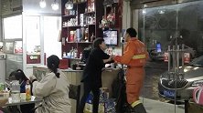 山西稷山：抗洪消防员就餐付款遭老板拒绝，丢下现金就跑…