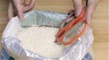 把剪刀插进大米里，用途真是厉害了，一年省上百块，学会快试试