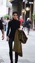 姑娘这一身成熟的穿搭很是喜欢，要是穿上手里的外套，更有气场