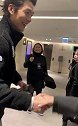 金宇彬康复后主动与粉丝握手，无名指戴戒指引猜想