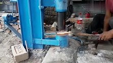 打铁的机器省了不少的人力！