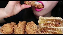 小姐姐在脆皮炸鸡上面撒上了蜂蜜，吃起来更加美味了呀